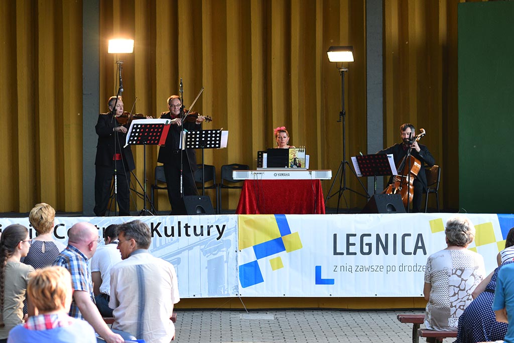 Dwa zespoły zagrały w parku muzykę Benjamina Bilsego