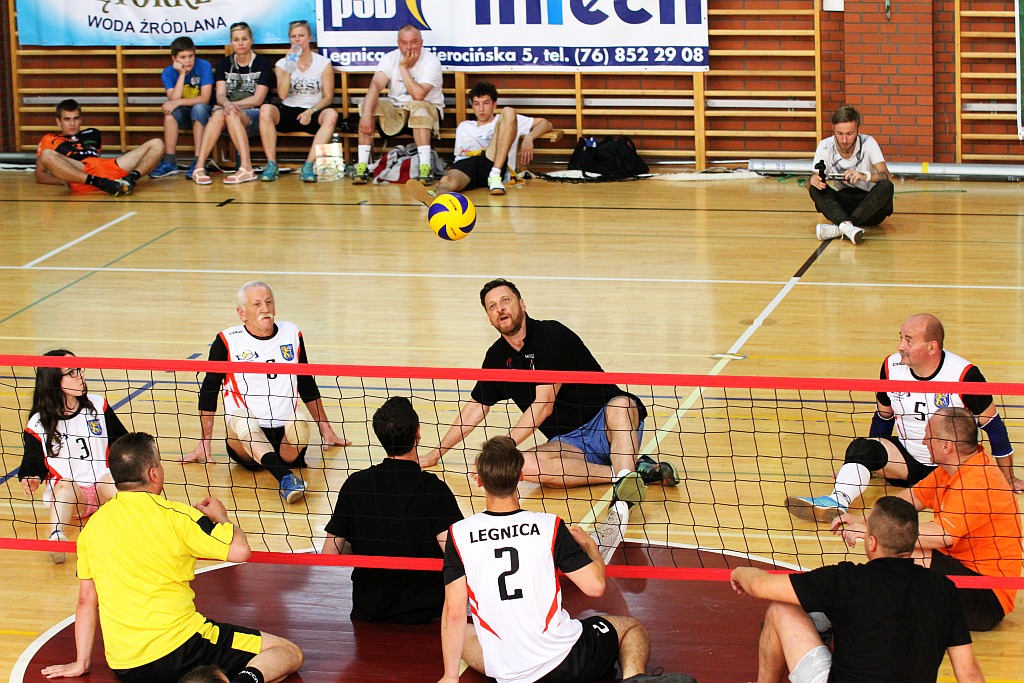 Piotr Gruszka zagrał na siedząco w pokazowym meczu Gruszka Cup