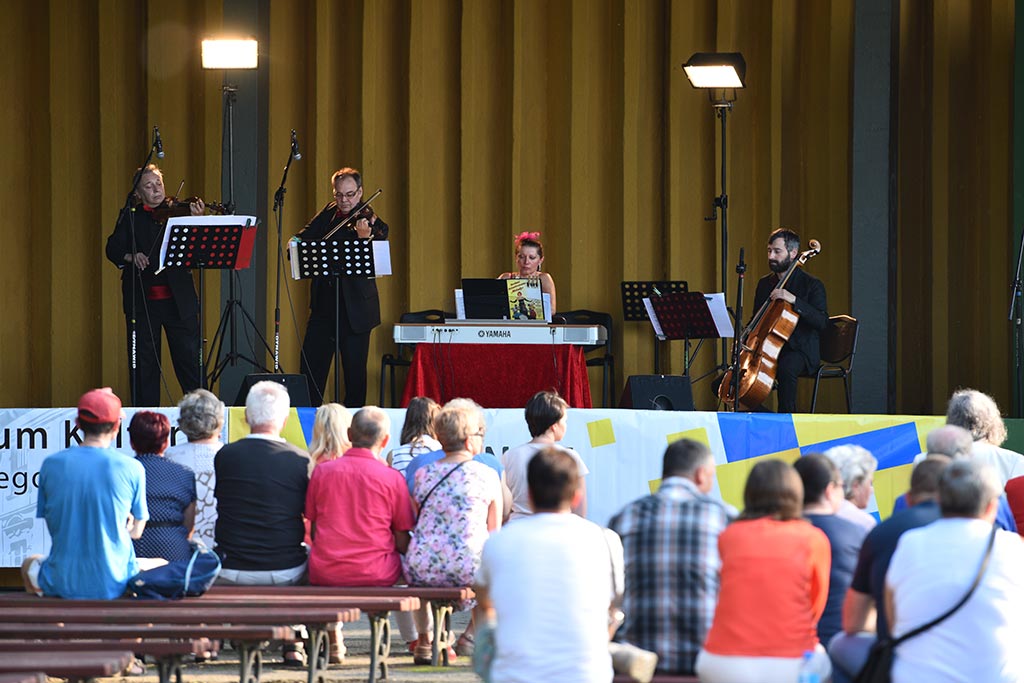 Dwa zespoły zagrały w parku muzykę Benjamina Bilsego
