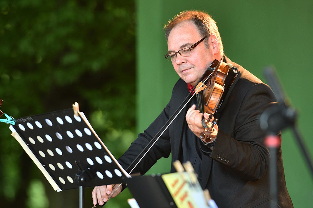 Dwa zespoły zagrały w parku muzykę Benjamina Bilsego