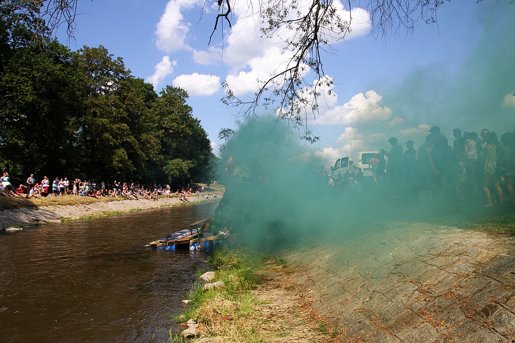 Dwa pływadła wygrały Spływ Samoróbek o Błękitną Wstęgę