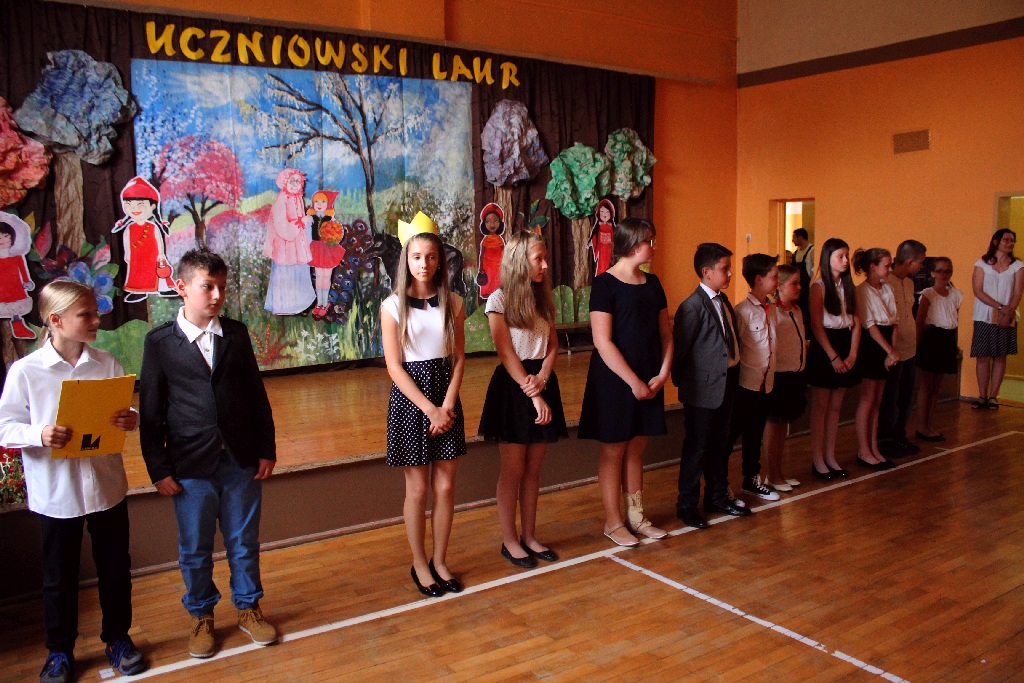 Najlepsi uczniowie SP 7 wyróżnieni tradycyjnymi Laurami
