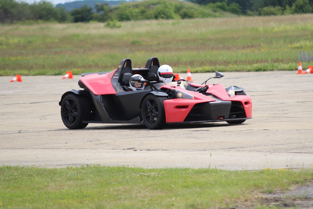 Devil-Cars.pl zorganizowało na lotnisku event motoryzacyjny