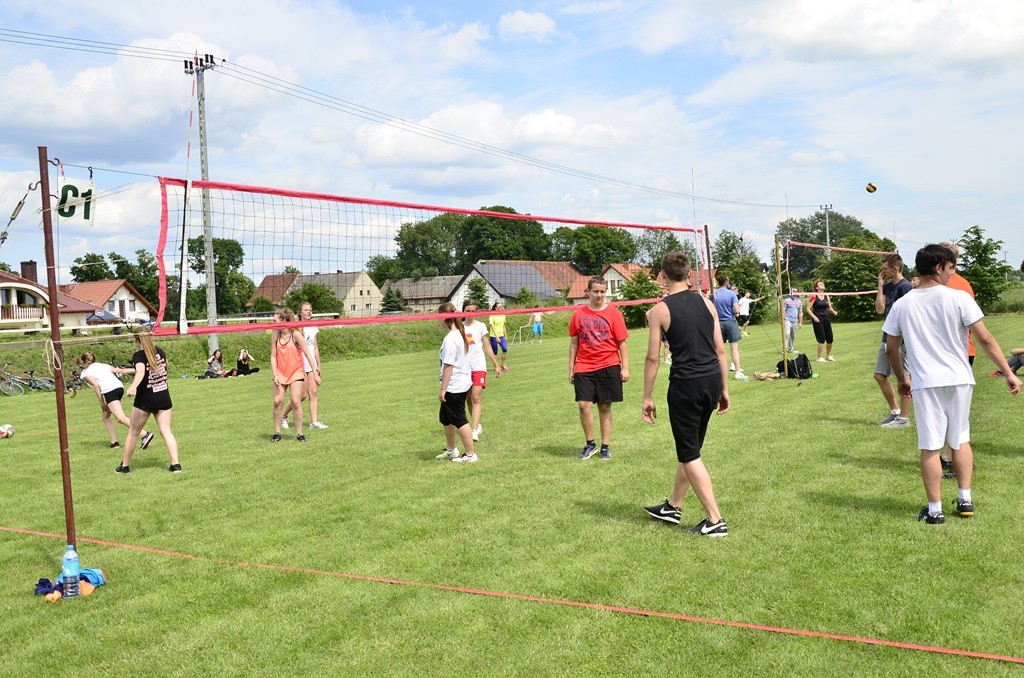 W Siedliskach grali w siatkówkę na boiskach trawiastych