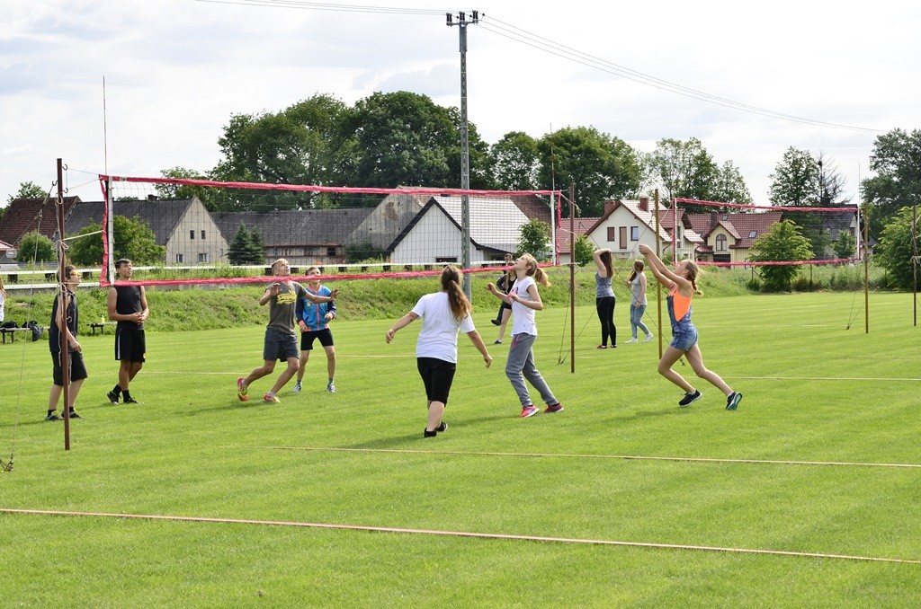 W Siedliskach grali w siatkówkę na boiskach trawiastych