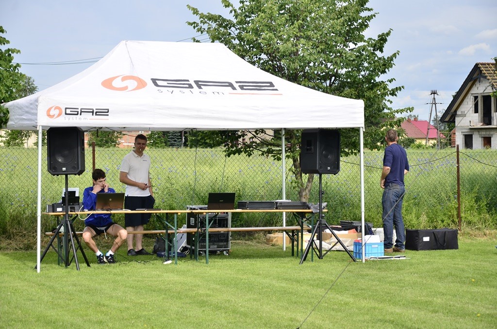 W Siedliskach grali w siatkówkę na boiskach trawiastych