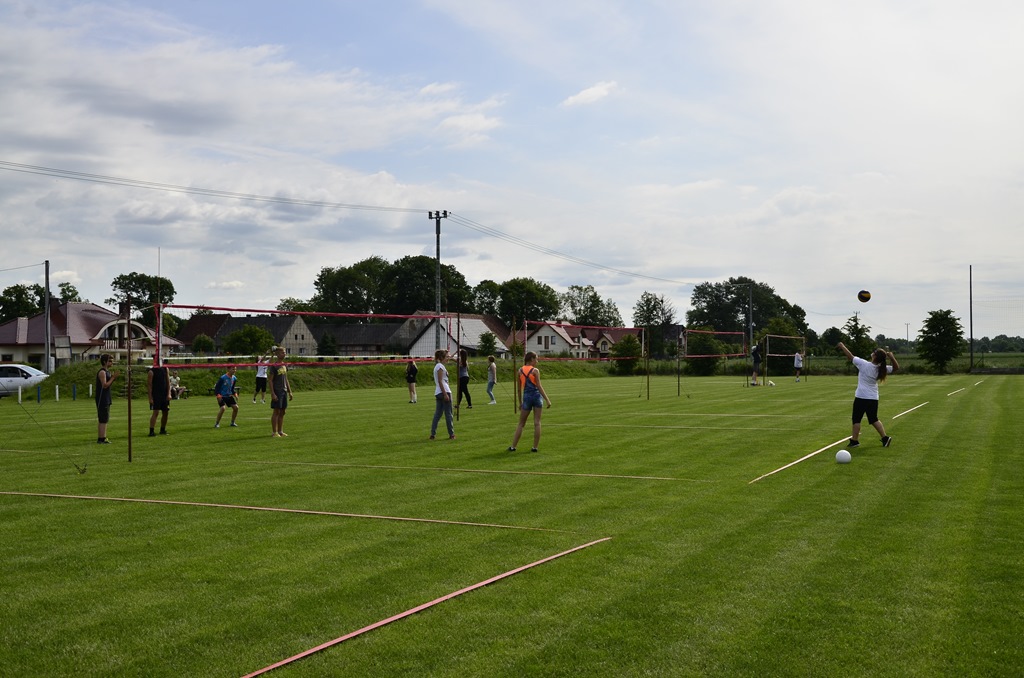 W Siedliskach grali w siatkówkę na boiskach trawiastych