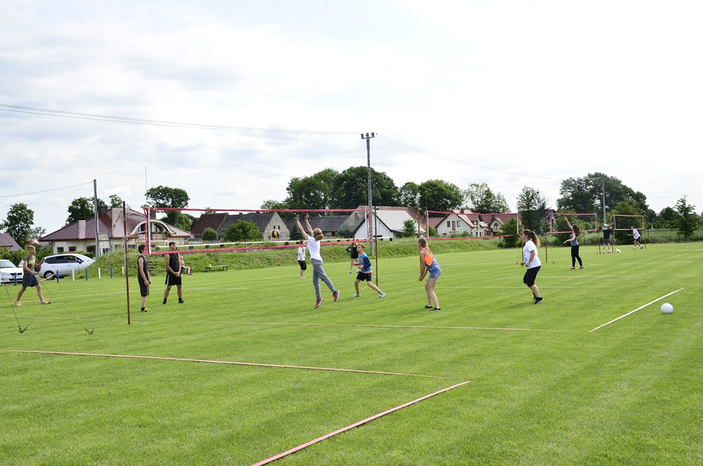 W Siedliskach grali w siatkówkę na boiskach trawiastych