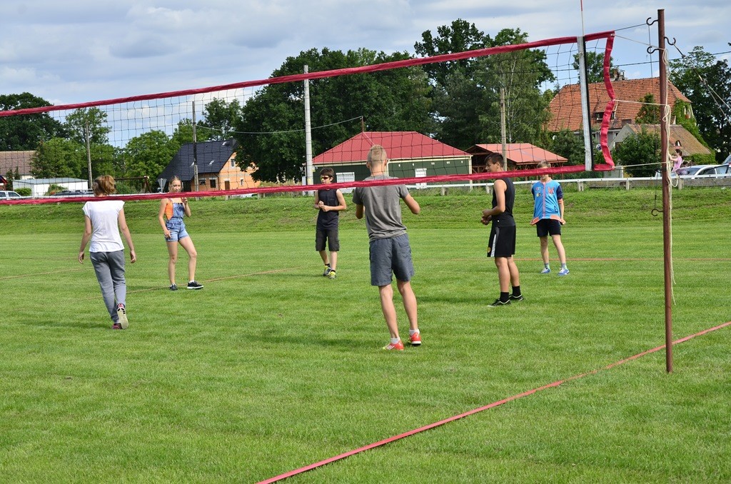 W Siedliskach grali w siatkówkę na boiskach trawiastych