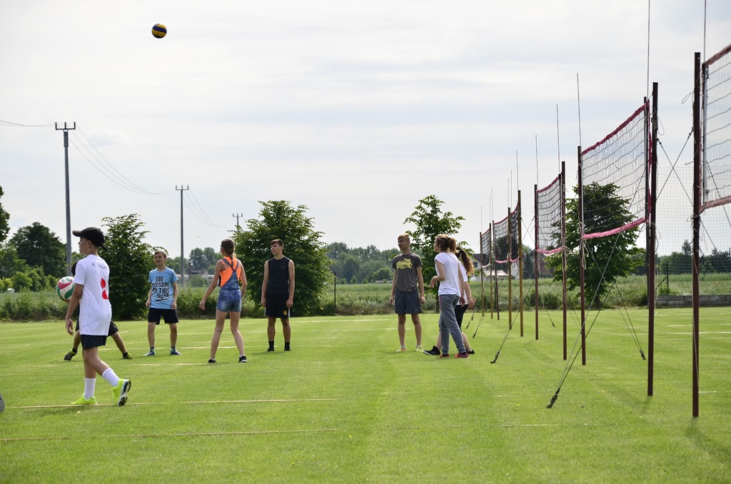 W Siedliskach grali w siatkówkę na boiskach trawiastych