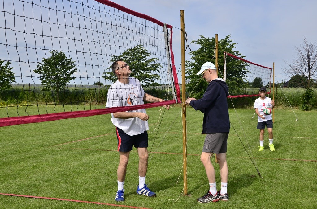 W Siedliskach grali w siatkówkę na boiskach trawiastych