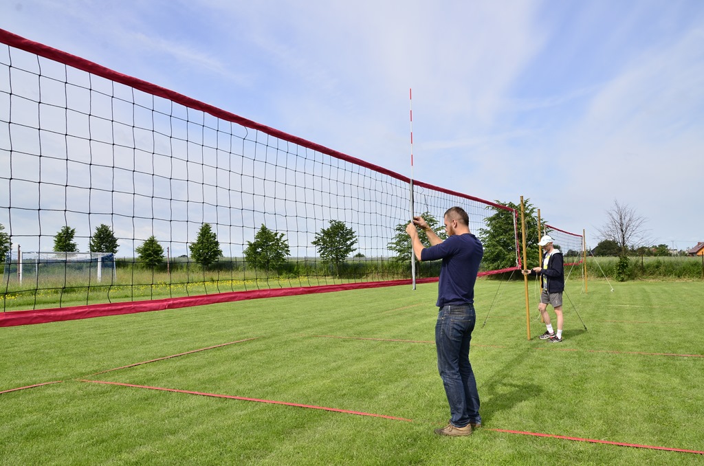 W Siedliskach grali w siatkówkę na boiskach trawiastych