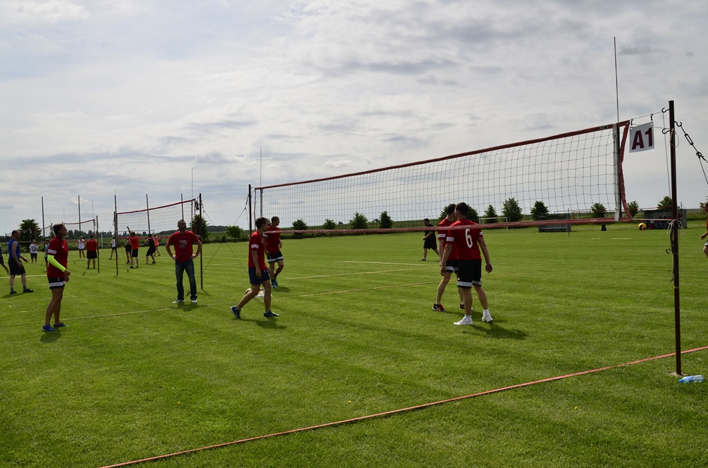 W Siedliskach grali w siatkówkę na boiskach trawiastych