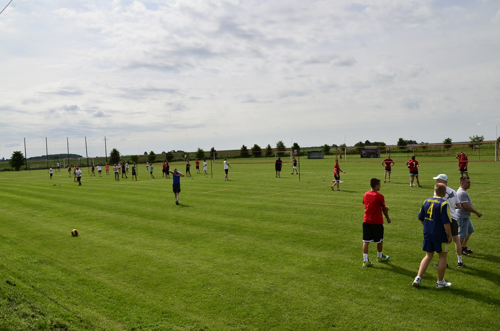 W Siedliskach grali w siatkówkę na boiskach trawiastych