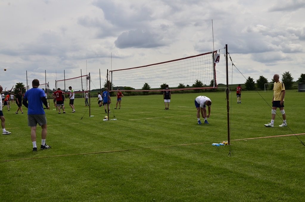 W Siedliskach grali w siatkówkę na boiskach trawiastych