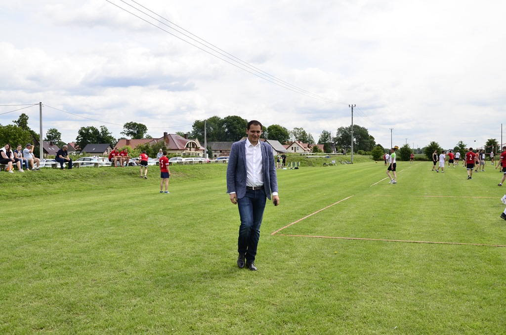 W Siedliskach grali w siatkówkę na boiskach trawiastych