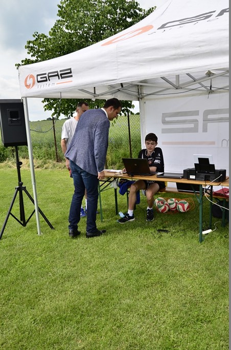 W Siedliskach grali w siatkówkę na boiskach trawiastych