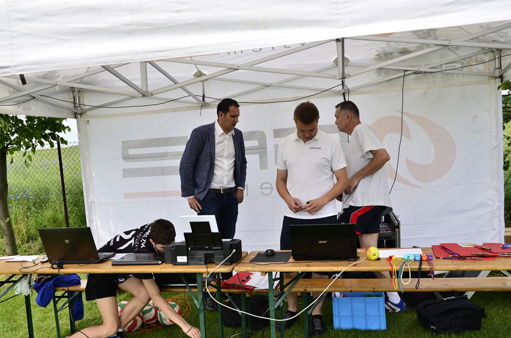 W Siedliskach grali w siatkówkę na boiskach trawiastych