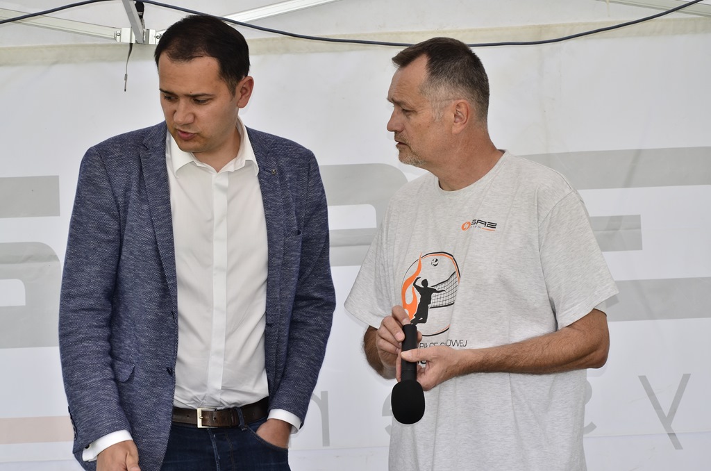 W Siedliskach grali w siatkówkę na boiskach trawiastych