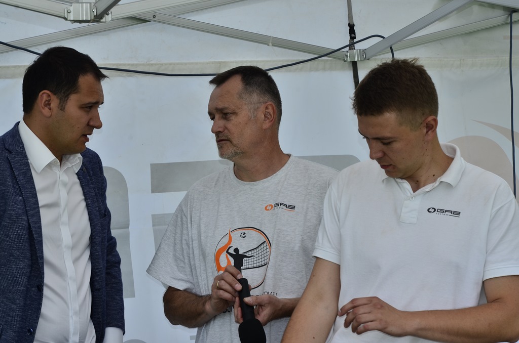 W Siedliskach grali w siatkówkę na boiskach trawiastych