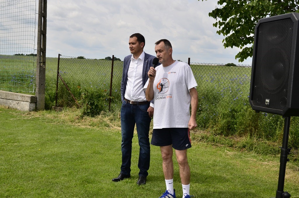 W Siedliskach grali w siatkówkę na boiskach trawiastych