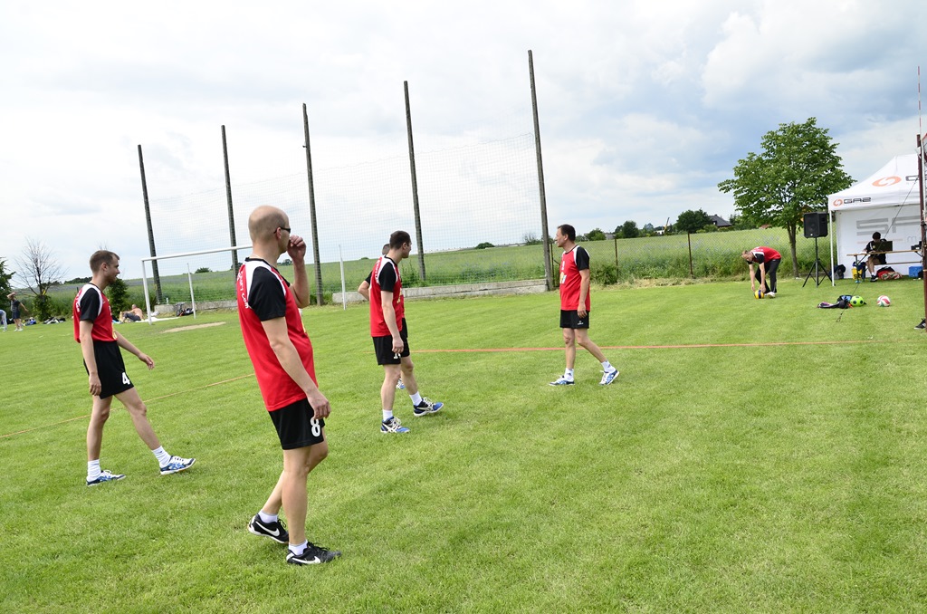 W Siedliskach grali w siatkówkę na boiskach trawiastych