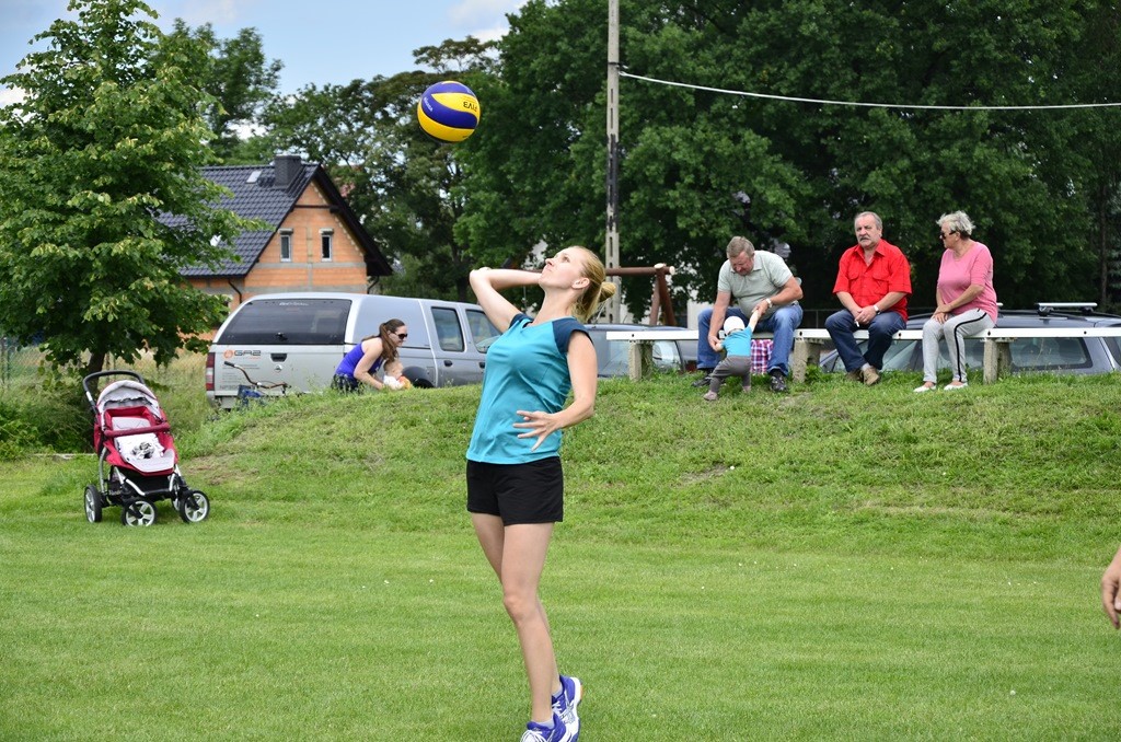 W Siedliskach grali w siatkówkę na boiskach trawiastych