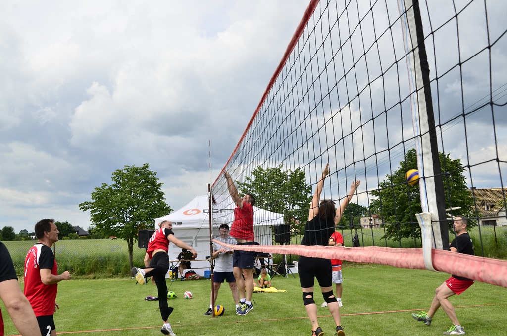 W Siedliskach grali w siatkówkę na boiskach trawiastych