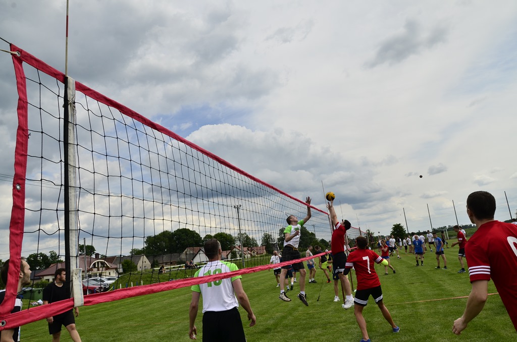 W Siedliskach grali w siatkówkę na boiskach trawiastych