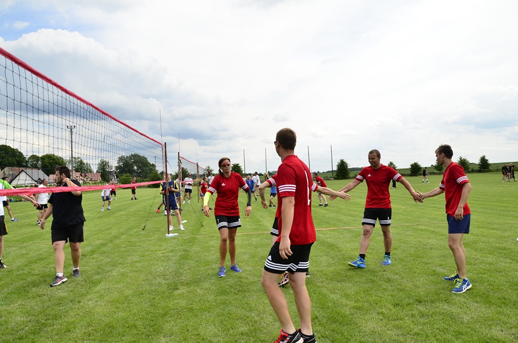 W Siedliskach grali w siatkówkę na boiskach trawiastych