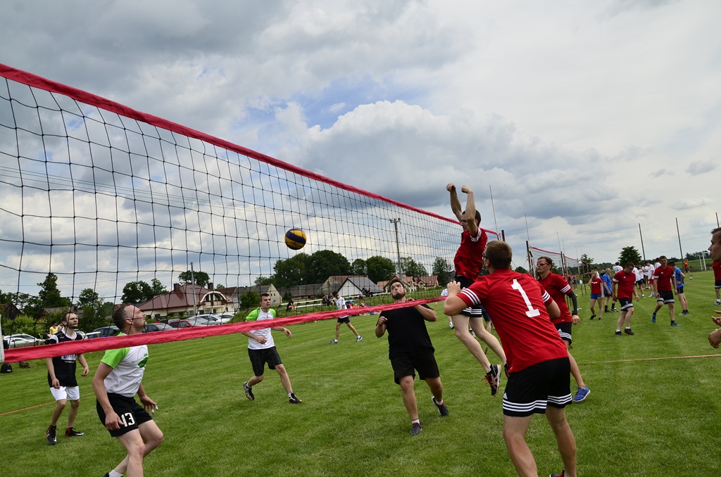 W Siedliskach grali w siatkówkę na boiskach trawiastych