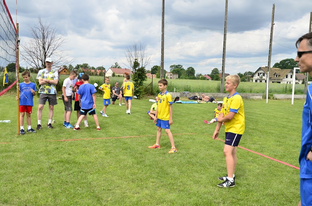 W Siedliskach grali w siatkówkę na boiskach trawiastych