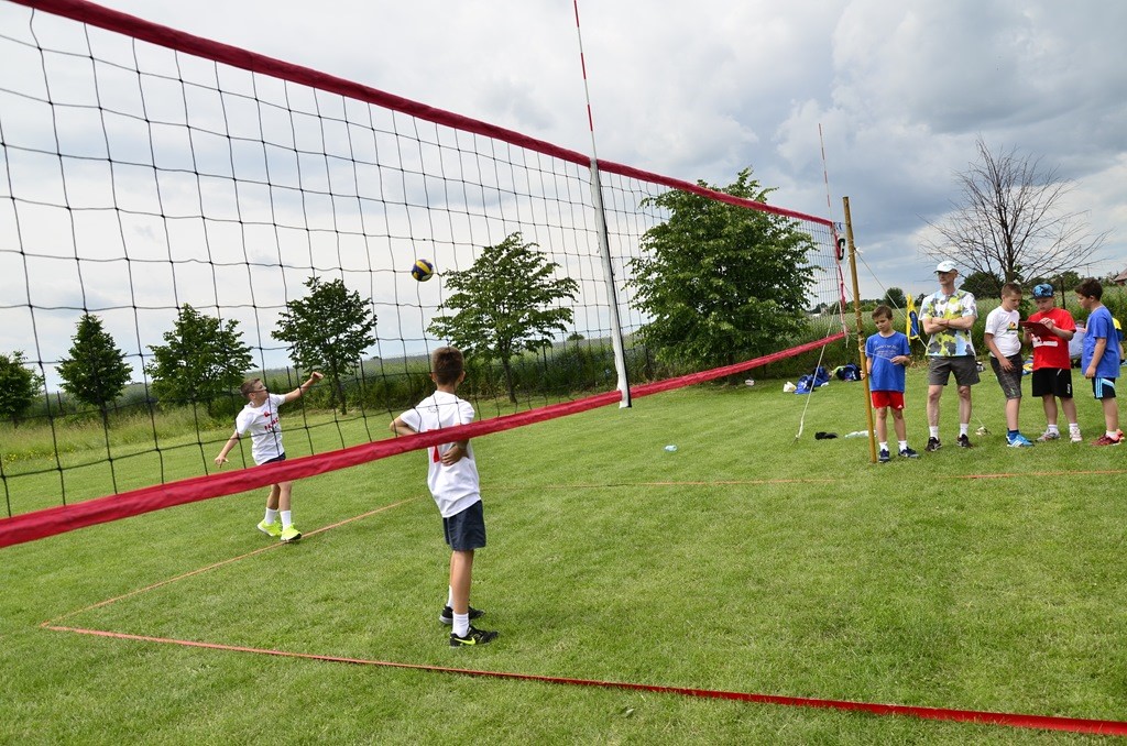 W Siedliskach grali w siatkówkę na boiskach trawiastych