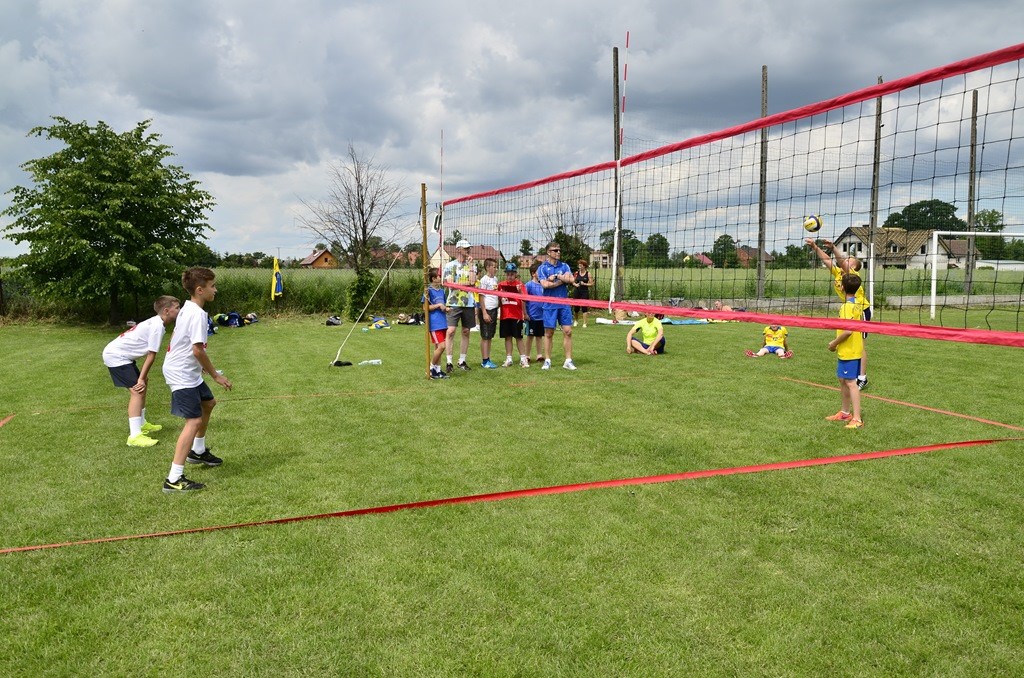 W Siedliskach grali w siatkówkę na boiskach trawiastych