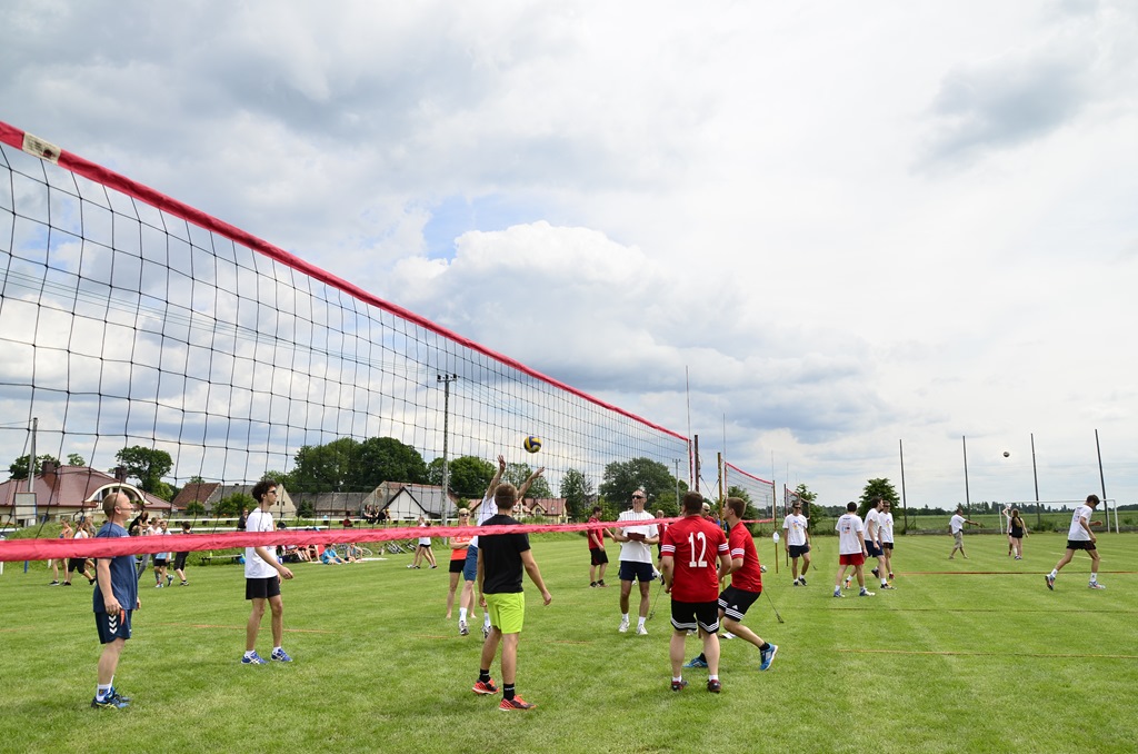 W Siedliskach grali w siatkówkę na boiskach trawiastych