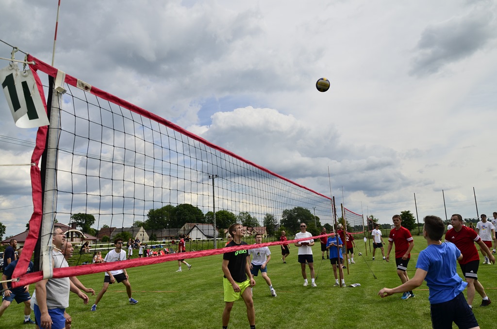 W Siedliskach grali w siatkówkę na boiskach trawiastych