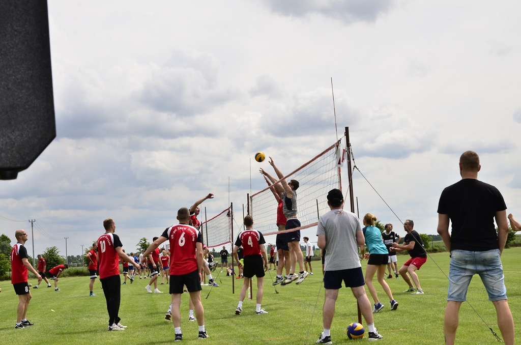 W Siedliskach grali w siatkówkę na boiskach trawiastych