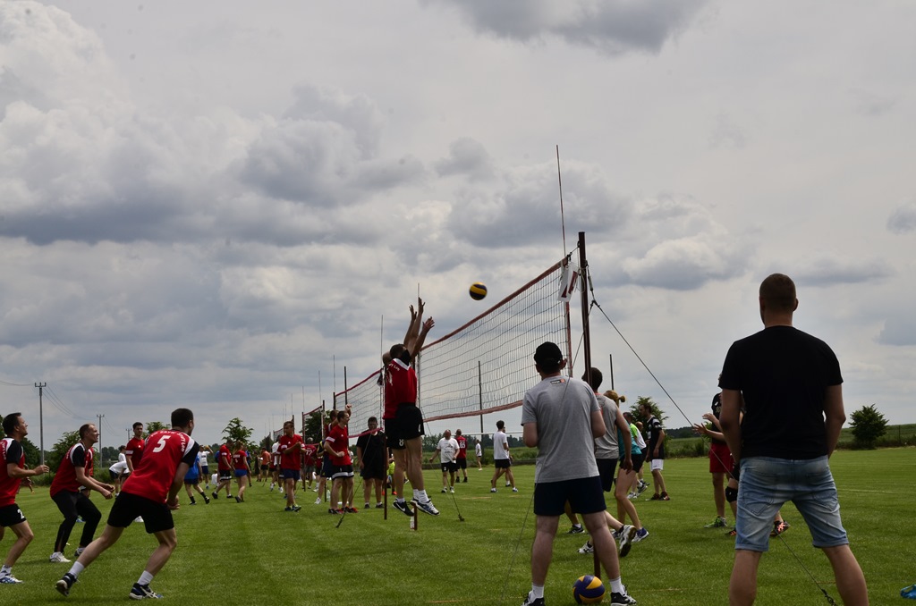 W Siedliskach grali w siatkówkę na boiskach trawiastych