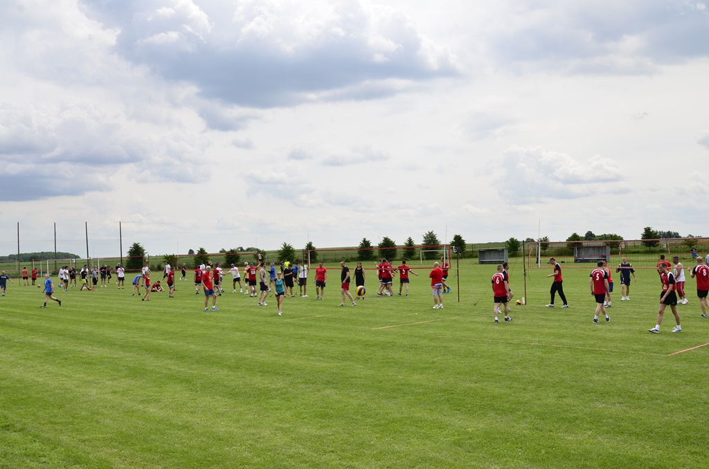W Siedliskach grali w siatkówkę na boiskach trawiastych
