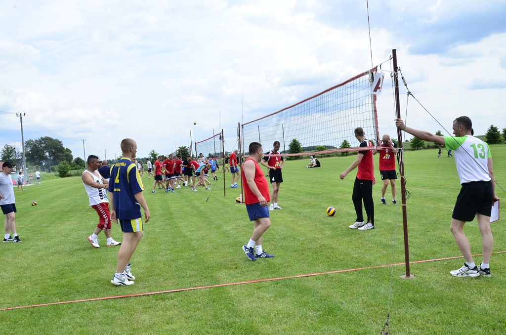 W Siedliskach grali w siatkówkę na boiskach trawiastych