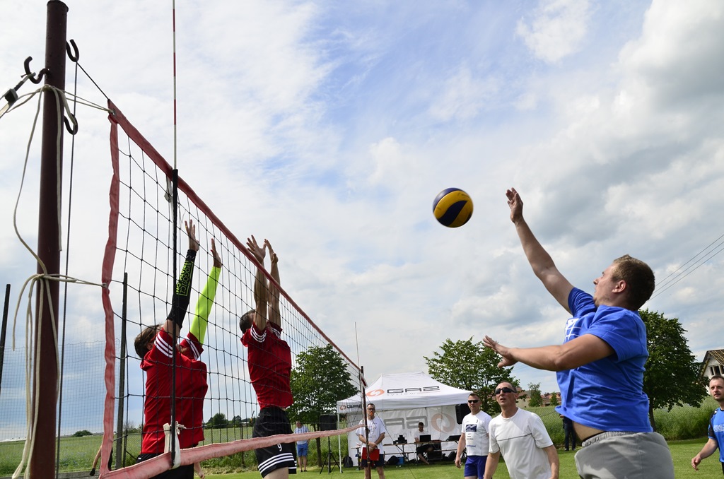 W Siedliskach grali w siatkówkę na boiskach trawiastych
