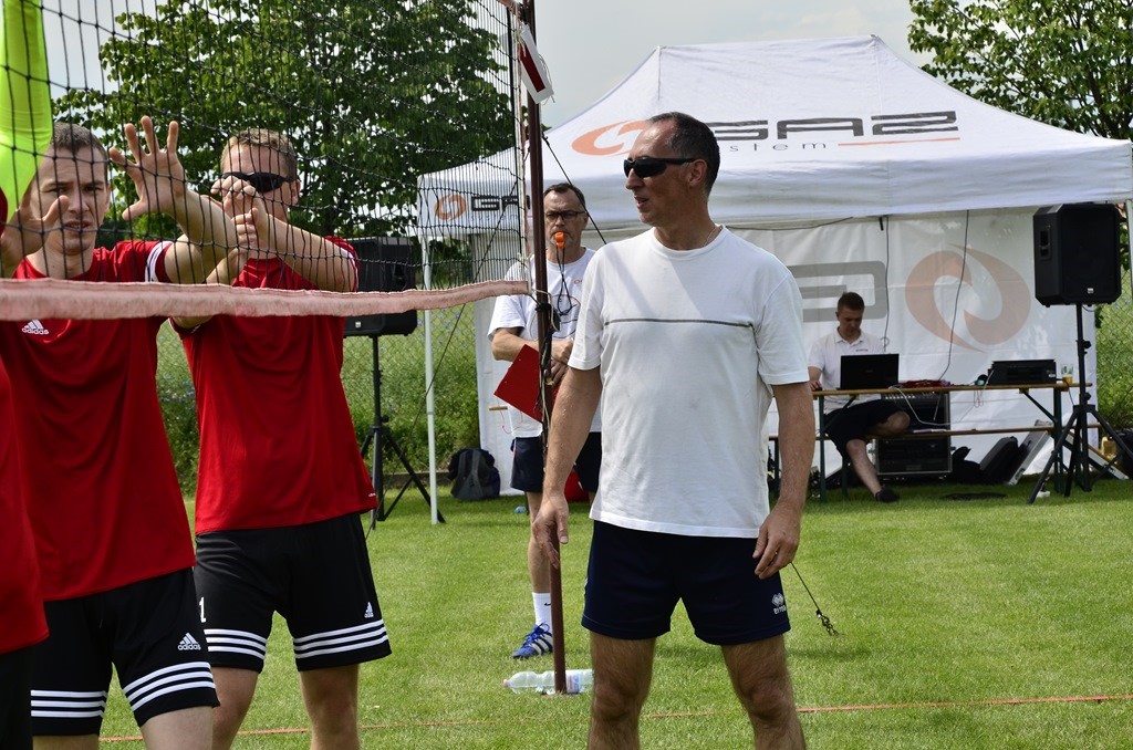 W Siedliskach grali w siatkówkę na boiskach trawiastych