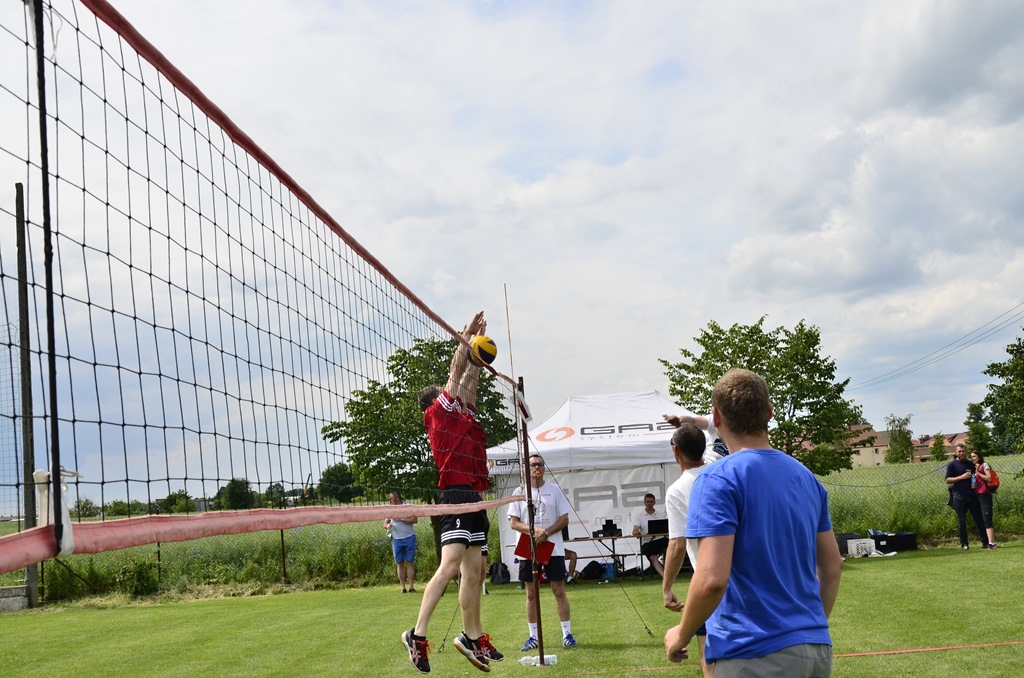 W Siedliskach grali w siatkówkę na boiskach trawiastych