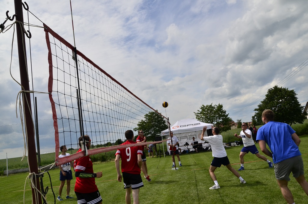 W Siedliskach grali w siatkówkę na boiskach trawiastych