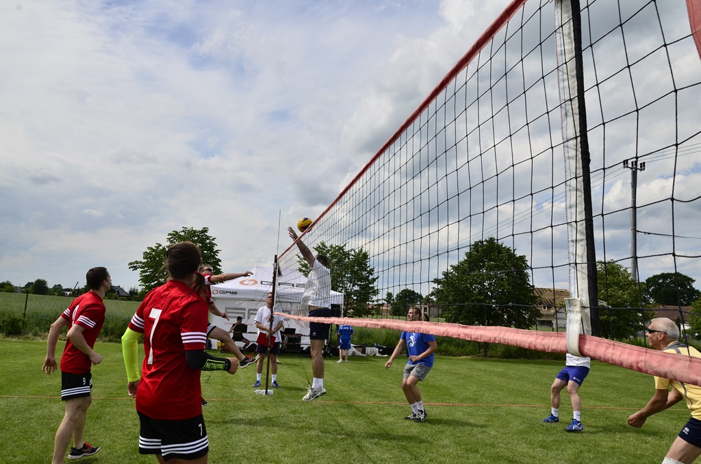 W Siedliskach grali w siatkówkę na boiskach trawiastych