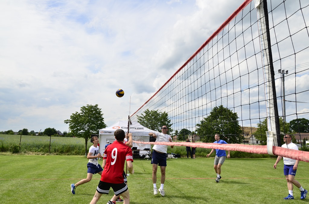 W Siedliskach grali w siatkówkę na boiskach trawiastych