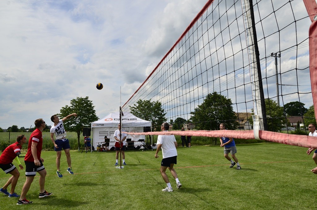 W Siedliskach grali w siatkówkę na boiskach trawiastych