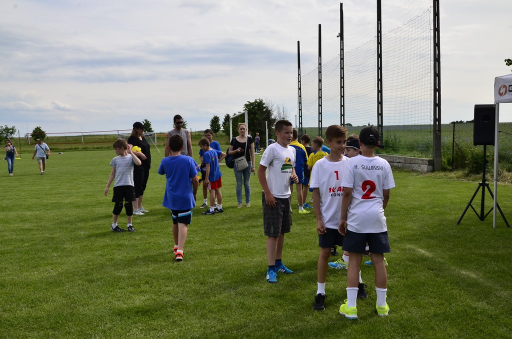 W Siedliskach grali w siatkówkę na boiskach trawiastych
