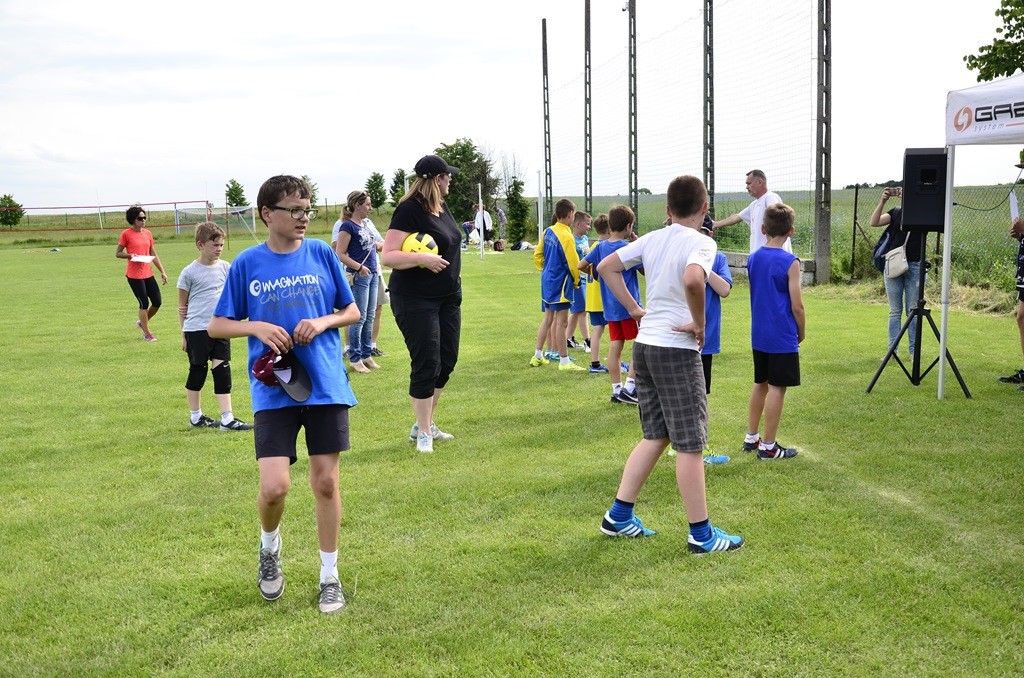 W Siedliskach grali w siatkówkę na boiskach trawiastych