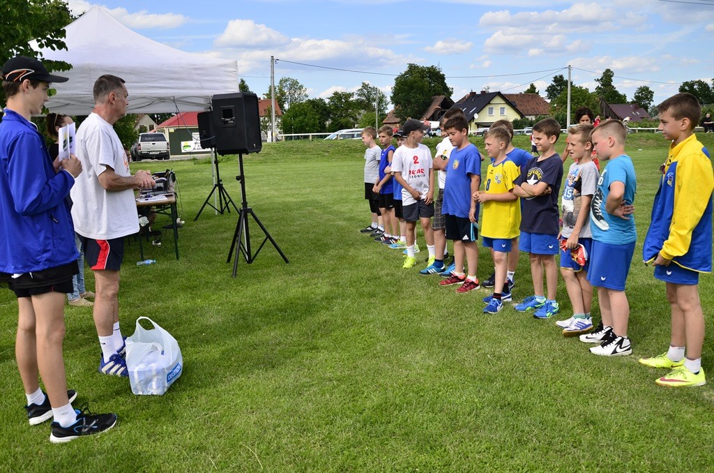 W Siedliskach grali w siatkówkę na boiskach trawiastych